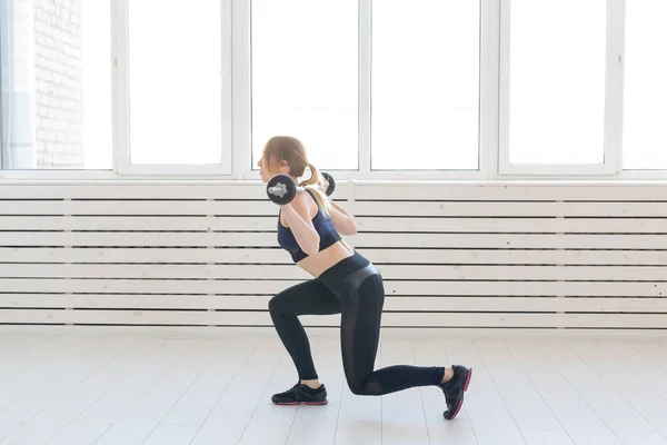 Fitness, saudável e conceito de esporte - Mulher com músculos de flexão barbell e fazendo lunge — Fotografia de Stock