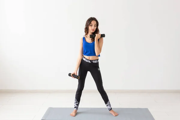 Estilo de vida saludable, personas y concepto deportivo - Mujer atlética haciendo ejercicio para las armas —  Fotos de Stock