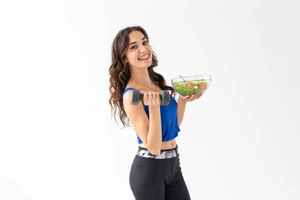 Stile di vita sano, persone e concetto di sport Giovane donna sana con verdure e manubri che promuovono una sana forma fisica e uno stile di vita alimentare — Foto Stock