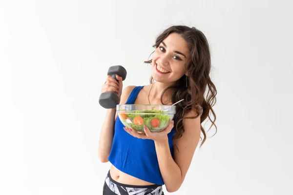 Style de vie sain, personnes et concept sportif - Portrait d'une femme en bonne santé avec des légumes et des haltères — Photo