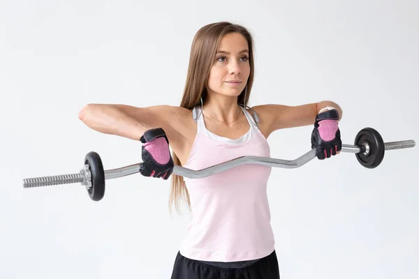 Stile di vita sano, fitness, persone e concetto di sport - Ritratto ravvicinato di donna in forma in allenamento camicia rosa con barra del corpo — Foto Stock