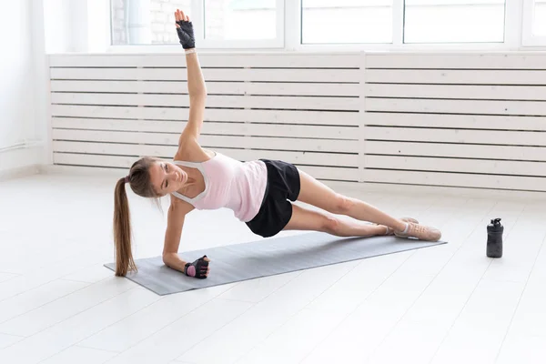 Estilo de vida saludable, yoga, personas y concepto de fitness - Ejercicio de mujer con tablón lateral — Foto de Stock