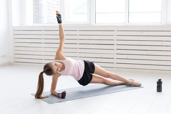 Estilo de vida saludable, yoga, personas y concepto de fitness - Ejercicio de mujer con tablón lateral — Foto de Stock