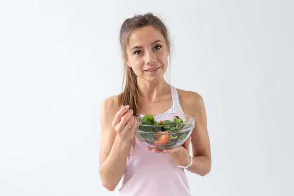 Lidé, jídlo a dieta koncept - portrét ženy, jíst zdravé jídlo nad bílým pozadím — Stock fotografie