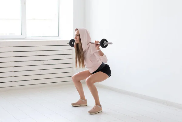 Estilo de vida saudável, pessoas e conceito de esporte - Exercício de mulher jovem e apto com peso — Fotografia de Stock