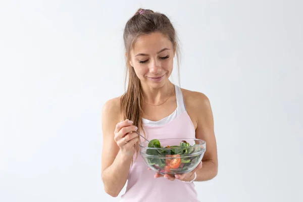 Az emberek, az egészséges életmód és a fitness koncepció - gyönyörű fiatal nő, edzés, egészséges saláta evés után — Stock Fotó