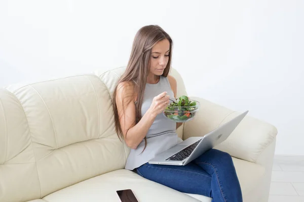 Concept de personnes, nourriture et boissons - Belle femme mangeant une salade saine — Photo