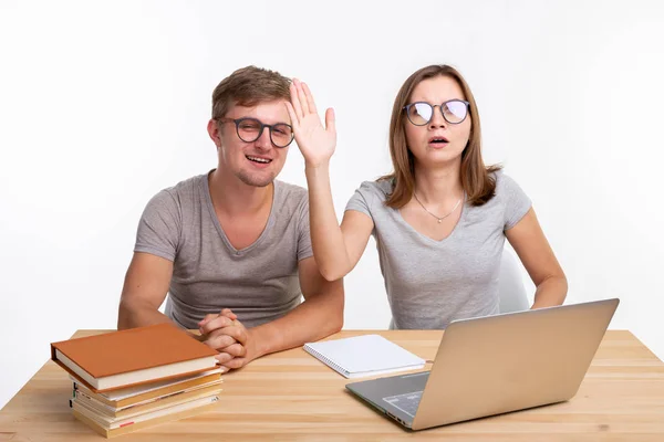 Bildung und studentisches Konzept - ein Paar macht Übungen oder Hausaufgaben mit Laptop — Stockfoto