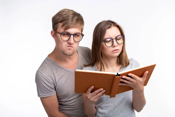 Gemeinsames Lernen und Menschenkonzept - ein paar lustige junge Leute lesen ein Buch — Stockfoto