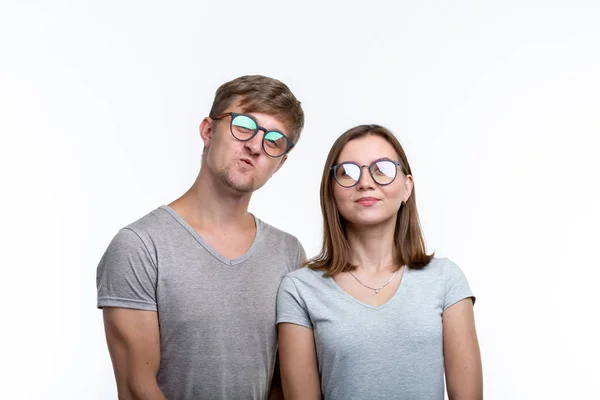 Educação, conceito de pessoas - um par de jovens de óculos parecem ser nerds em pé sobre o fundo branco — Fotografia de Stock