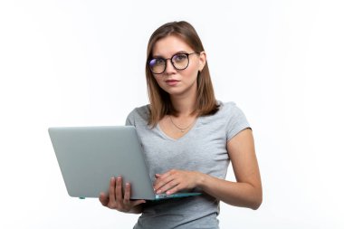 Çalışma, eğitim, insanlar kavramı - akıllı kadında genç gözlük manifatura bir şey üstünde laptop