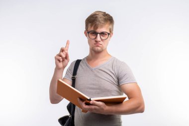 Eğitim, üniversite, fikir ve insanlar kavramı - beyaz arka plan üzerinde parmak gösterilmesini kitap ile öğrenci