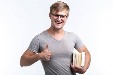 Bir inek sırıtmak bize başparmak beyaz arka plan üzerinde gençlik, öğrenci ve insanlar kavramı - genç adam Görünüşe göre