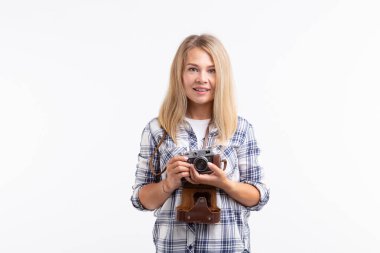 İnsanlar, fotoğrafçı ve jest kavramı - beyaz arka plan üzerinde bir eski moda fotoğraf makinesi kullanan kadın