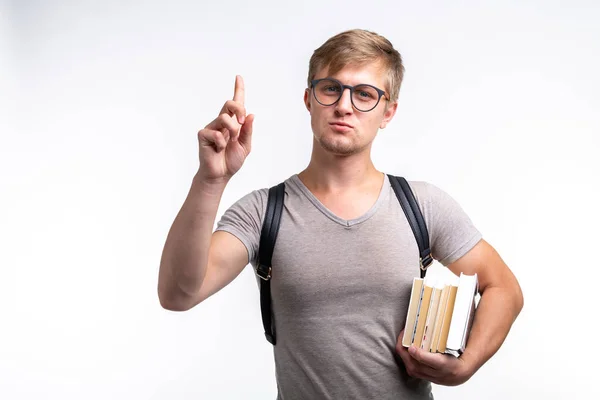 Persone, conoscenza ed educazione - Ritratto di uno studente vestito con una t-shirt grigia che tiene in mano dei libri — Foto Stock