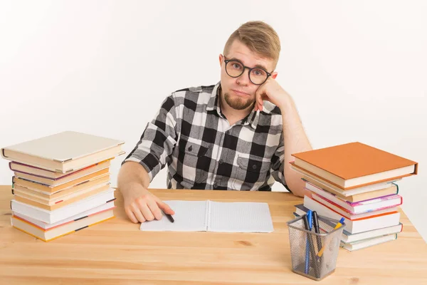 Educación, emociones y conocimiento concepto-un estudiante cansado porque ha leído muchos libros — Foto de Stock