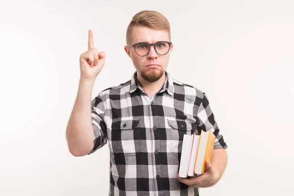 Geek, nerd e concetto di istruzione - Bello uomo in camicia a quadri dito gesto su sfondo bianco — Foto Stock