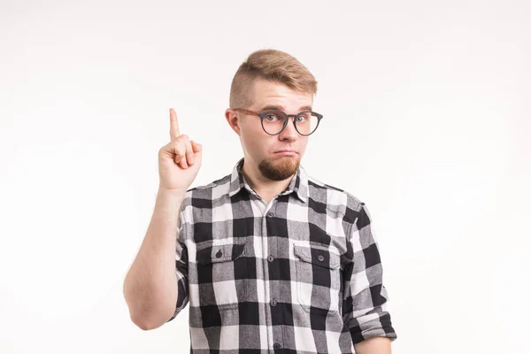 괴짜, 괴상 한, 교육 개념-흰색 배경 위에 최대 격자 무늬 셔츠 손가락 제스처에 잘생긴 남자 — 스톡 사진