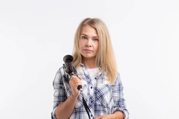 Concepto de personas, fotógrafos y gestos: mujer usando una cámara antigua sobre fondo blanco — Foto de Stock