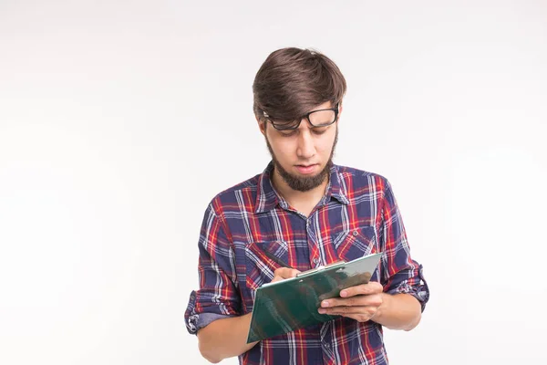 Gente, el trabajo y el concepto de broma - Divertido hombre barbudo guapo con portapapeles sobre fondo blanco — Foto de Stock