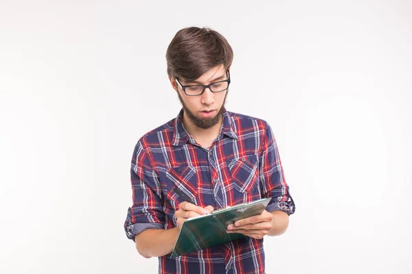 Concepto de personas, negocios y estudiantes: sorprendido joven escribiendo en el portapapeles sobre fondo blanco — Foto de Stock