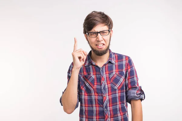 Homem casual apontando o dedo no fundo branco. Tenho um conceito de Ideia. — Fotografia de Stock