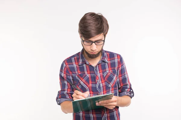 Persone, business e studente concetto - sorpreso giovane uomo che scrive sugli appunti su sfondo bianco — Foto Stock