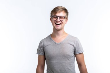Geek, eğitim, insanlar kavramı - beyaz arka plan görünüyor sanki bir inek gibi genç adam