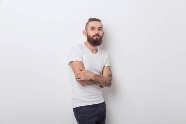 yenilikçi, insanlar kavramı - silah ile gözlüklü hipster adam beyaz bir arka plan üzerinde çarpı işareti