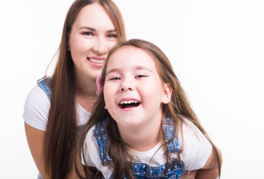 Annelik, Aile ve ilişki kavramı - mutlu anne ve küçük kızı beyaz arka plan üzerinde eğleniyor