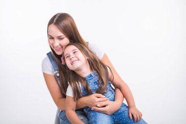 Ebeveynlik, Aile ve çocuk kavram - bir anne ve bebek kız portre var eğlenceli ve beyaz arka plan üzerinde gülümseyen