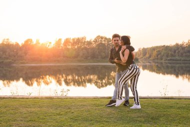 Romantik, sosyal dans ve insanlar kavramı - genç çift bir tango ya da bachata dans göl yakınındaki.