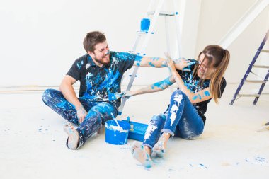 Yenileme, tadilat ve insanlar kavramı - genç çift yeni bir yenileme yaparak ev ve at break iyi eğlenceler