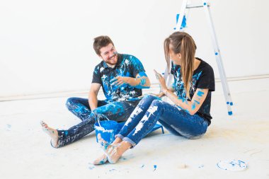 Kişi, yenileme ve iç kavramı - beyaz üzerinde oturan genç çift kat ve eğlenceli at break