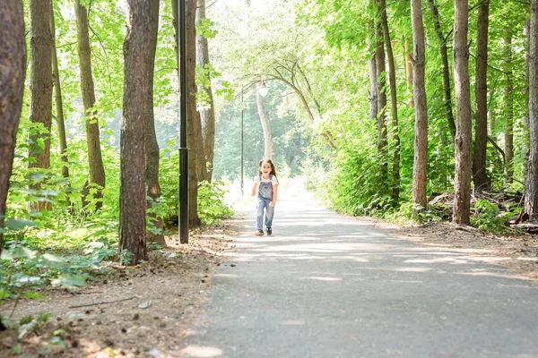 Enfants, enfance, concept de personnes - petite enfant heureuse marchant dans le parc d'été — Photo