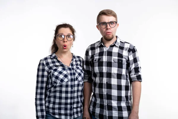 Nerds, Geek, Brillenträger und lustige Menschen - lustiges Paar mit Brille umarmt sich auf weißem Hintergrund — Stockfoto