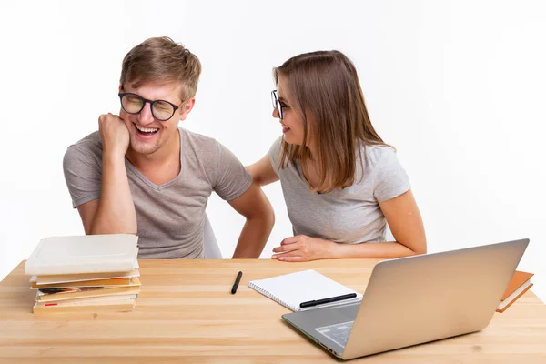 Concetto di persone e istruzione - Due studenti si divertono mentre lavorano — Foto Stock