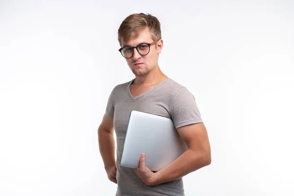 Gente y concepto de educación - Joven estudiante masculino sosteniendo una computadora portátil sobre fondo blanco — Foto de Stock