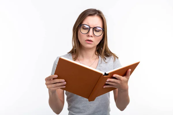 Persone e concetto di istruzione - Donna attraente che legge un libro su sfondo bianco — Foto Stock