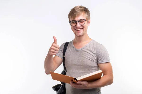 Istruzione, università, concetto di persone - studente con libro ci mostrano pollice in su, perché gli piace studiare — Foto Stock