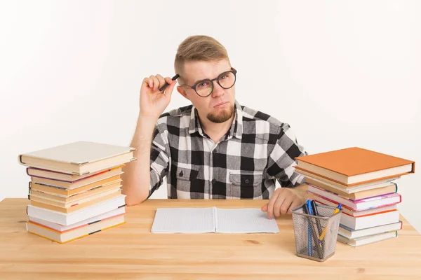 Istruzione, conoscenza e concetto di persone - studente con gli occhiali che pensa agli esami e impara la letteratura — Foto Stock