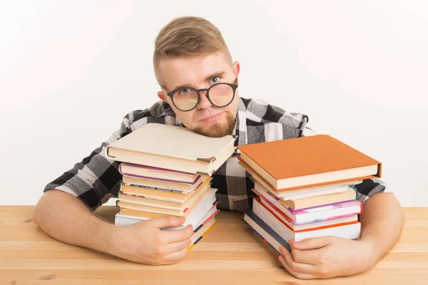 Istruzione, emozioni e concetto di conoscenza-uno studente stanco perché ha letto un sacco di libri — Foto Stock