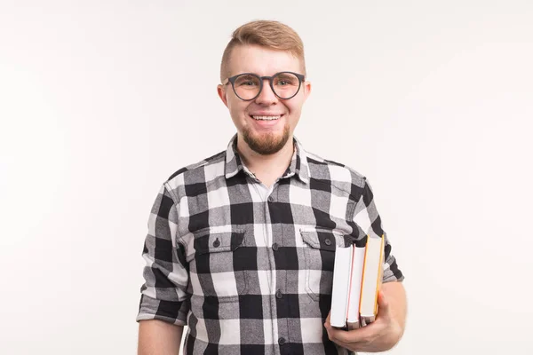 Persone, conoscenza e concetto di educazione - Ritratto di uomo felice che tiene libri in mano — Foto Stock