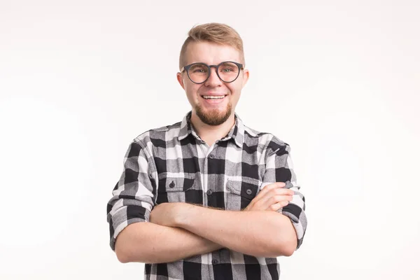 Gente, nerd y concepto de educación - Sonriente estudiante guapo en camisa a cuadros, brazos cruzados, sobre fondo blanco —  Fotos de Stock