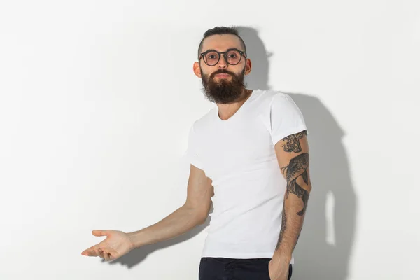 Skönhet, mode och människor koncept - porträtt av hipster man med skägg över vit bakgrund — Stockfoto