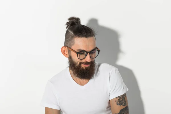 Skönhet, mode och människor koncept - porträtt av hipster man med skägg över vit bakgrund — Stockfoto