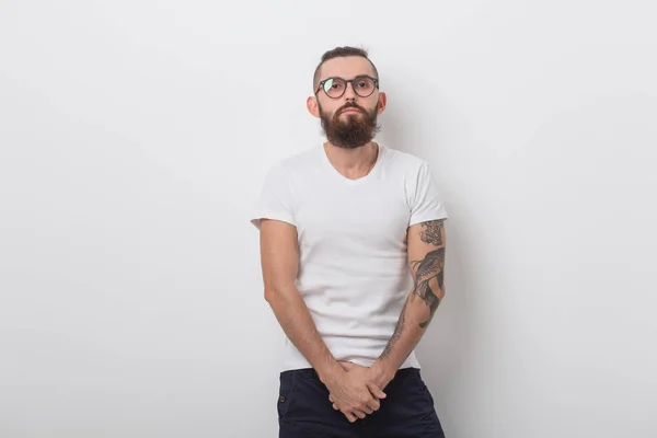 Concepto de belleza, moda y gente: retrato del hombre hipster con barba sobre fondo blanco —  Fotos de Stock