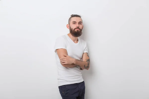 Hipster, conceito de pessoas - cara hipster usando óculos com braços cruzados em um fundo branco — Fotografia de Stock