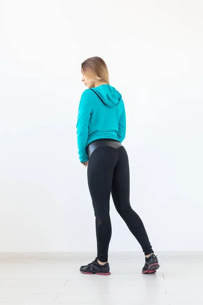 Pessoas, esporte e fitness conceito - atraente jovem mulher em sportswear posando no fundo branco — Fotografia de Stock