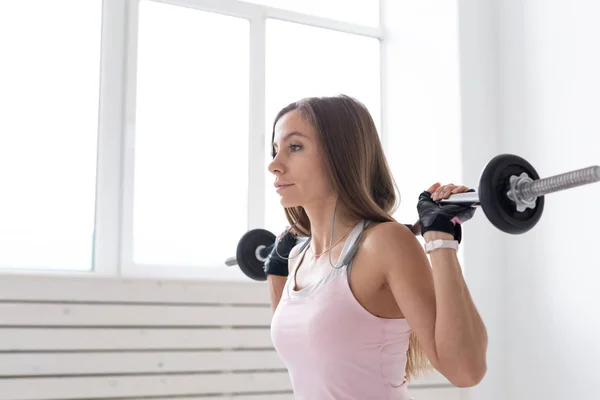 Zdravý životní styl, fitness, lidé a sport koncept - zblízka portrétní fit žena v růžové košili cvičení s tělo bar — Stock fotografie